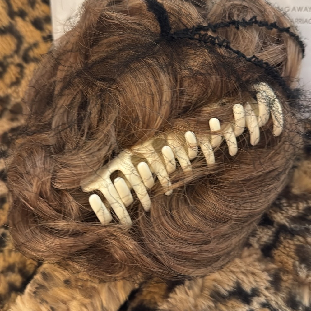 Bars far claw clip messy bun